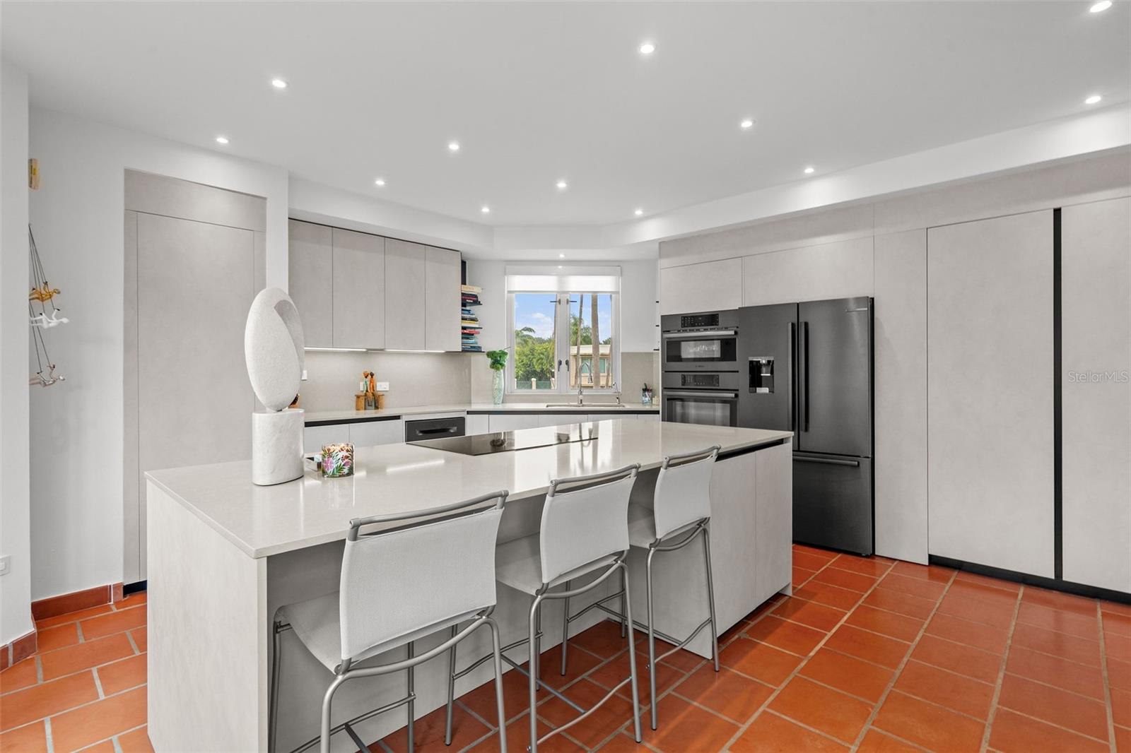 LAKESIDE VILLAS - Residential