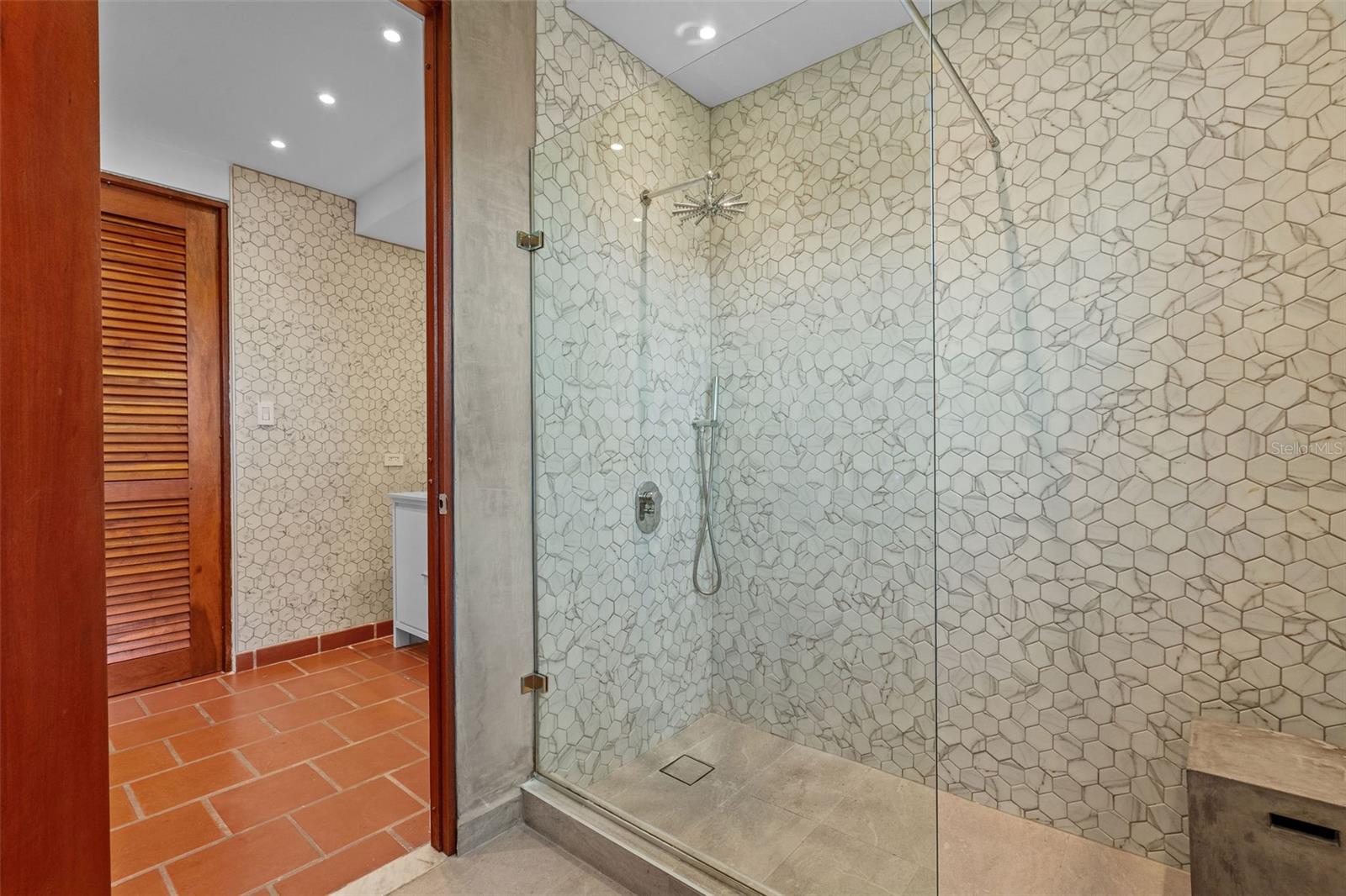 LAKESIDE VILLAS - Residential