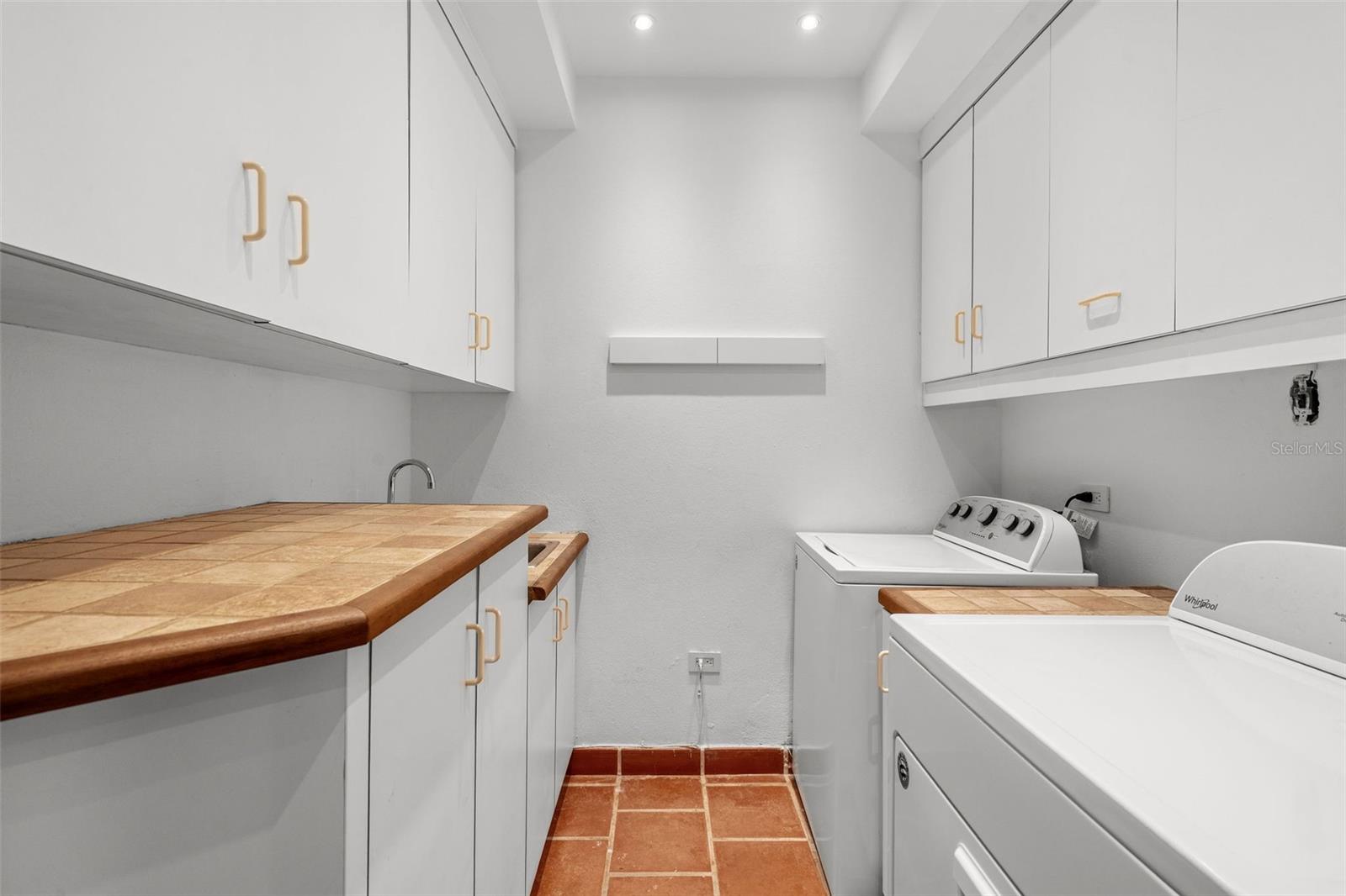 LAKESIDE VILLAS - Residential