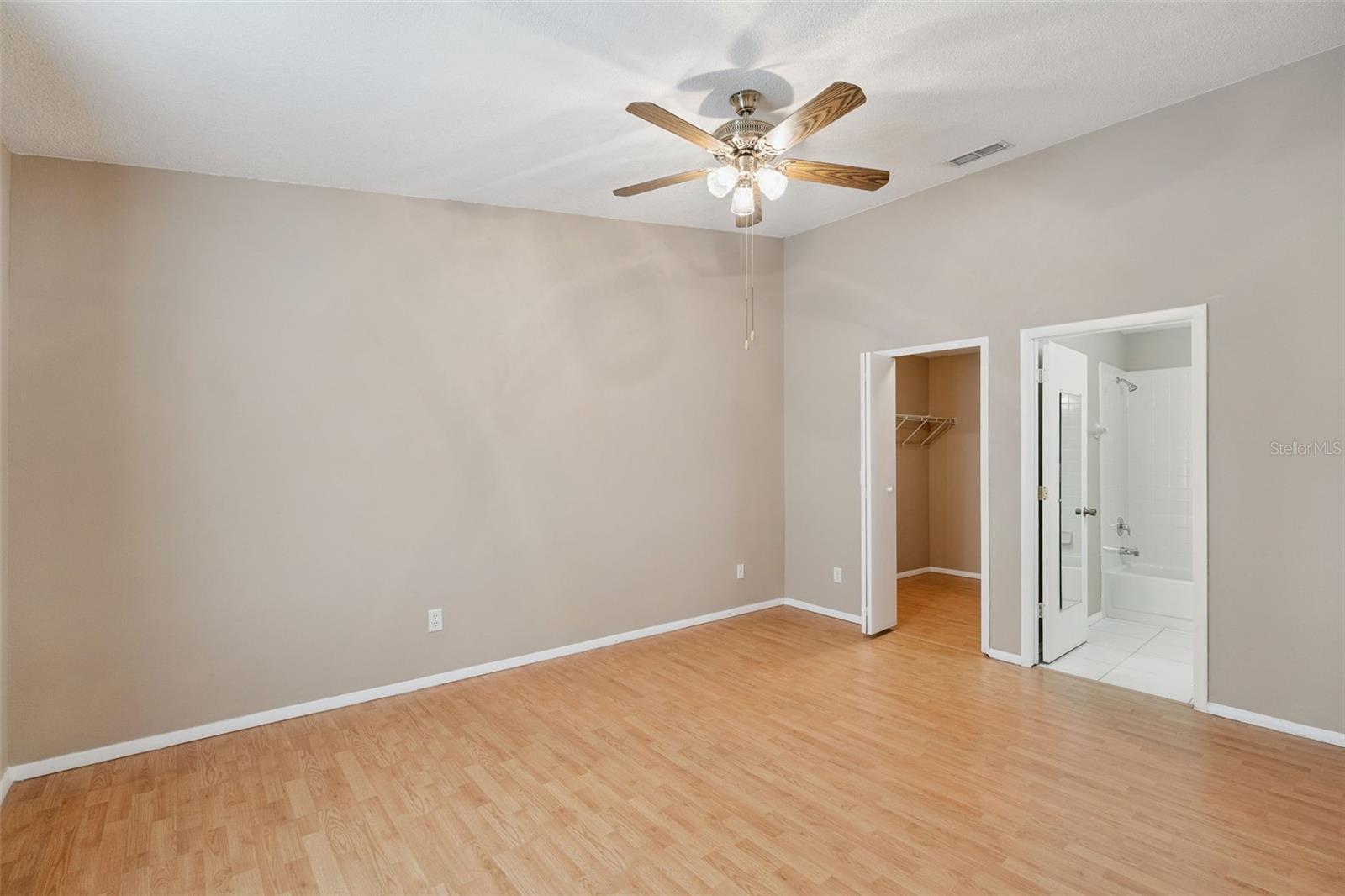 CENTRE COURT CONDO 02 PH 03 - Residential