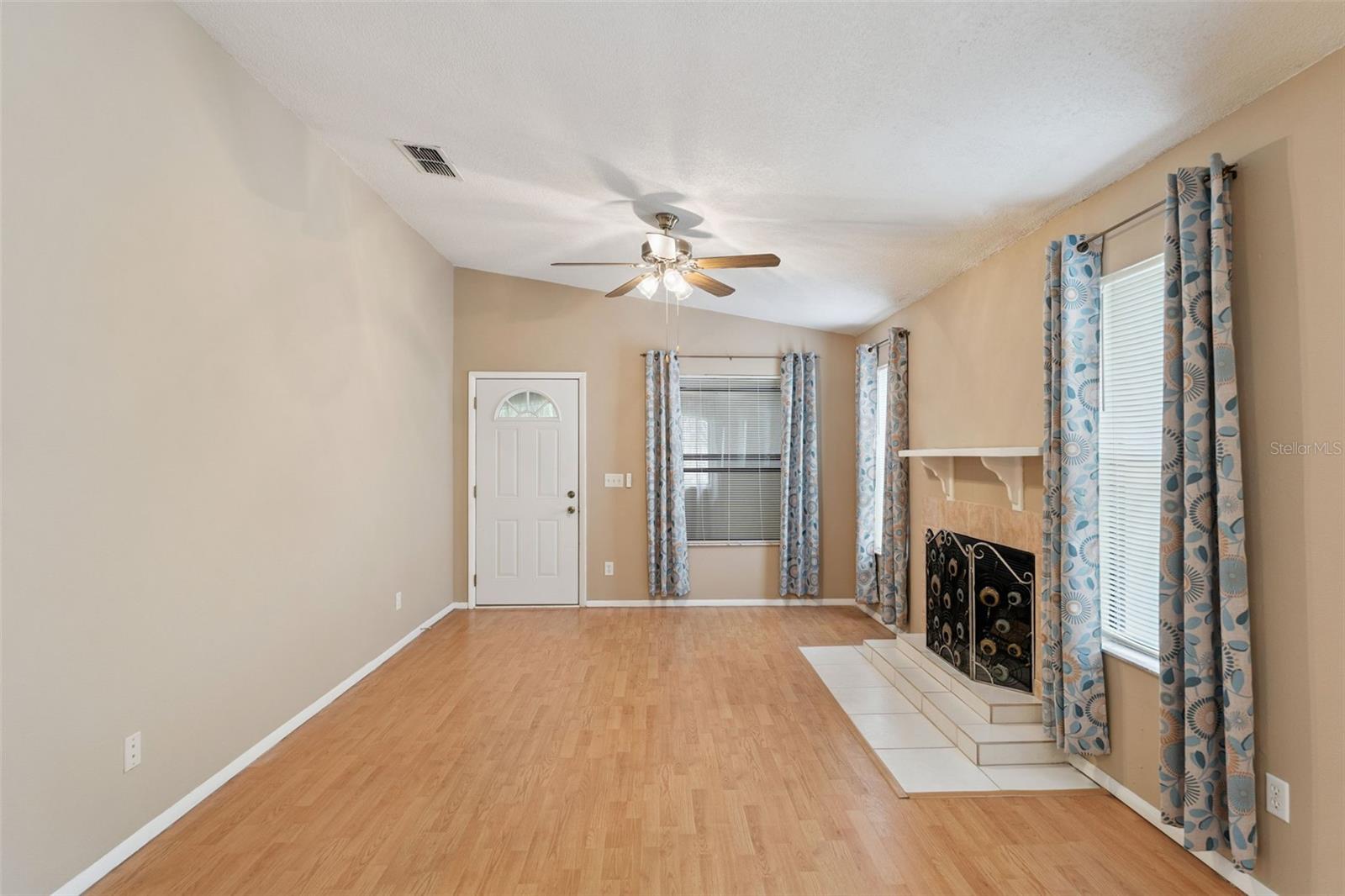 CENTRE COURT CONDO 02 PH 03 - Residential