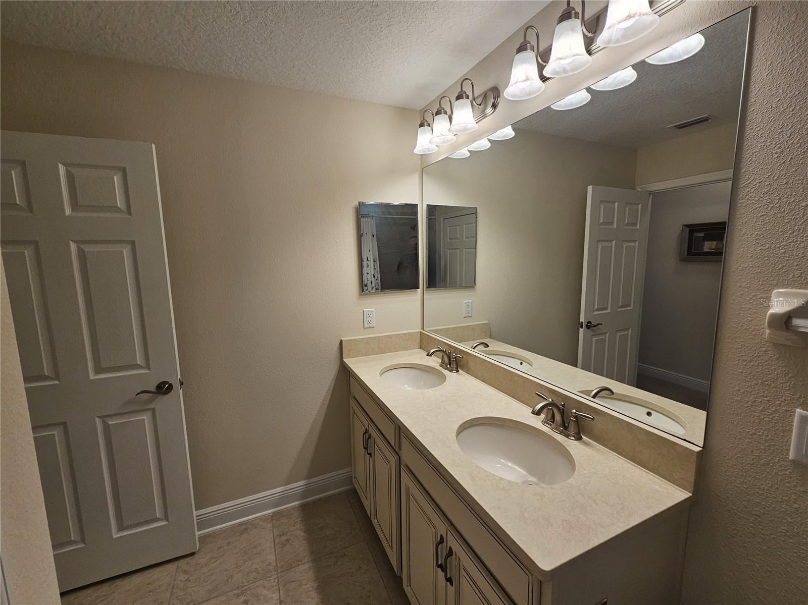 WEST LAKE TWNHMS PH 2 - Residential Lease