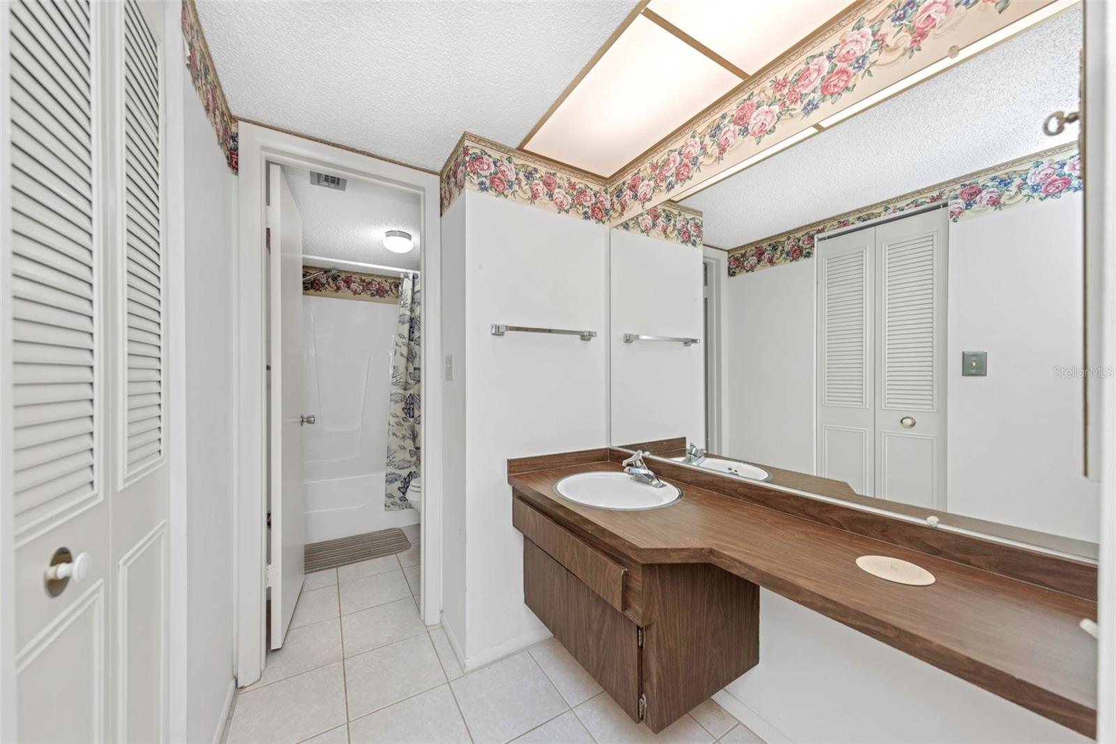 PENTHOUSE GROVES - Residential