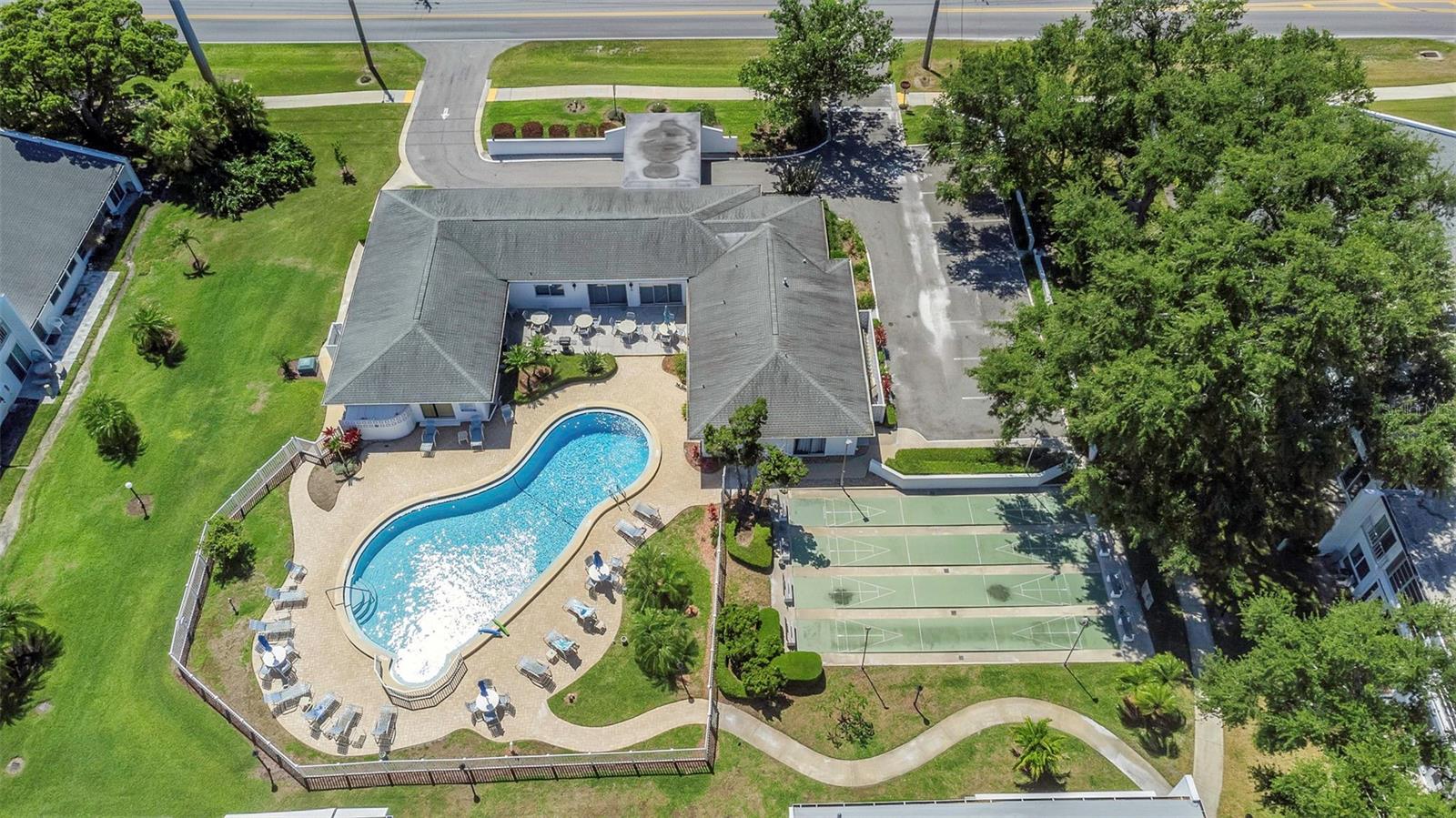 PENTHOUSE GROVES - Residential