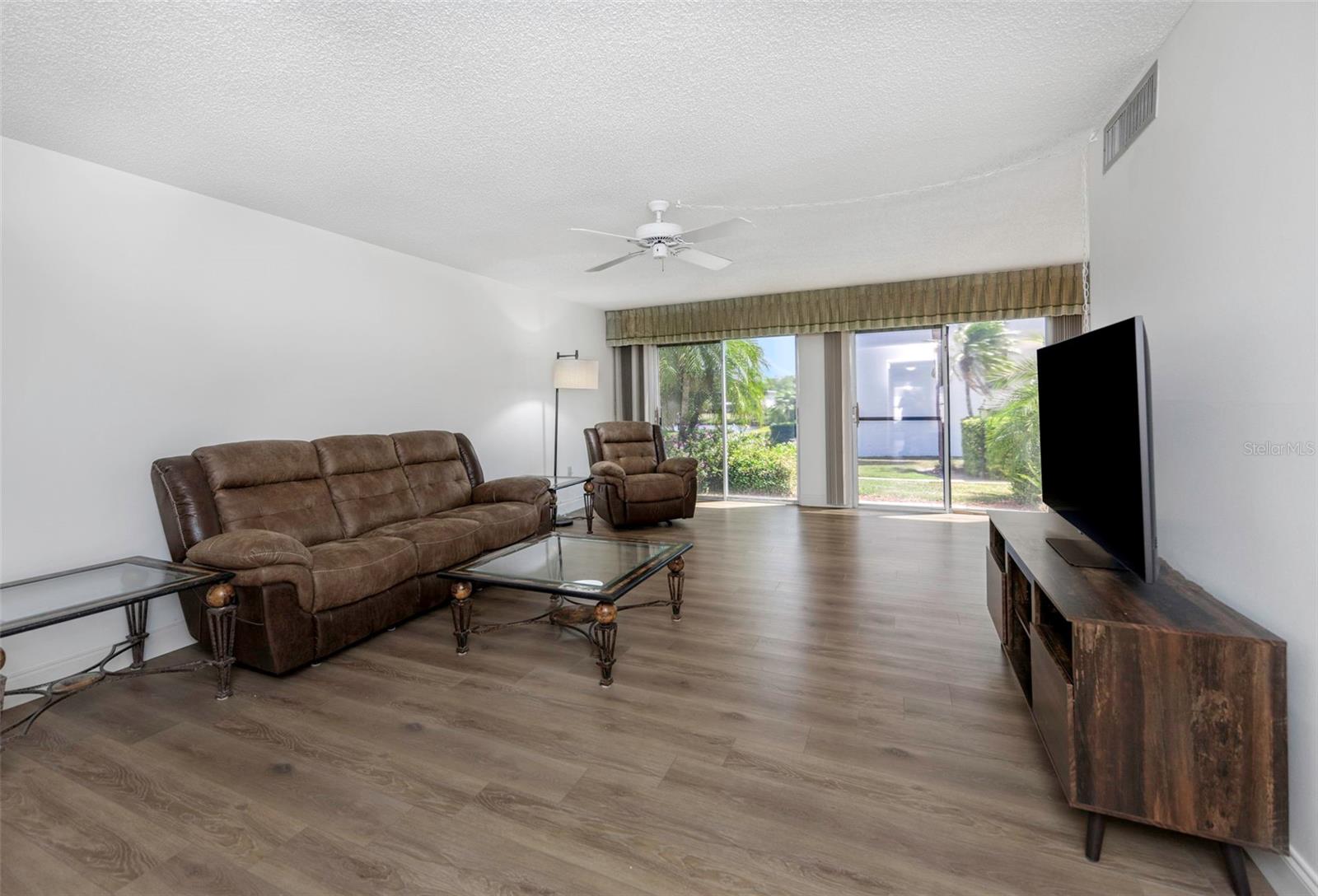 PENTHOUSE GROVES - Residential