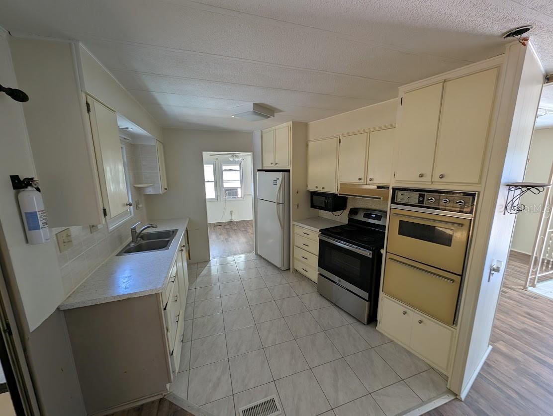 OAK PARK VILLAGE - Residential