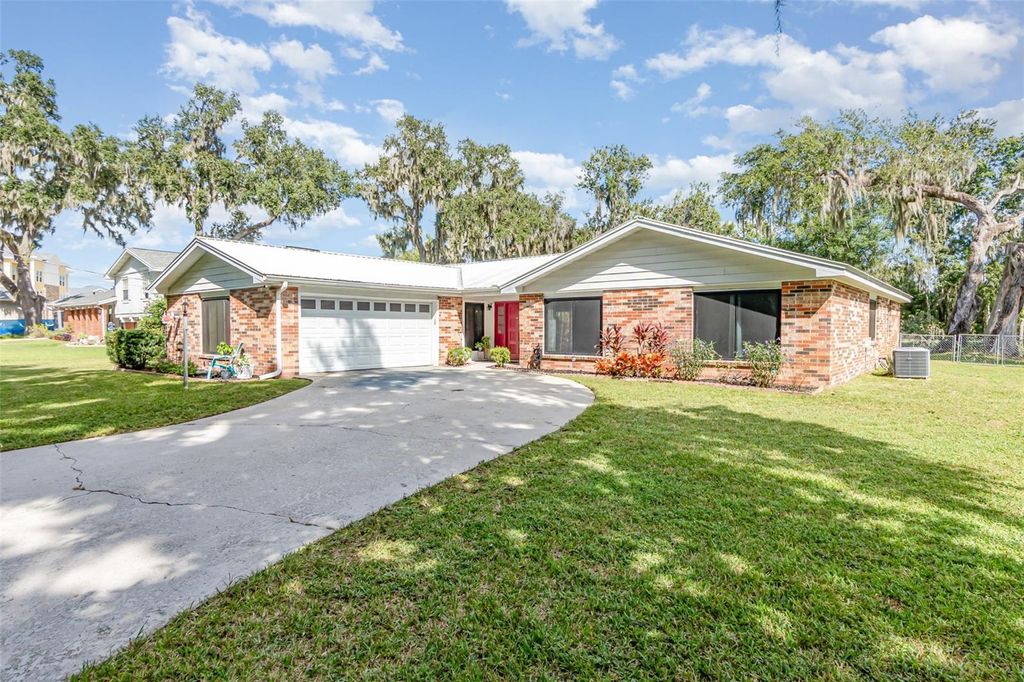 Photo of 1004 Monterey Drive, Leesburg, FL 34748 (MLS # O6352275)