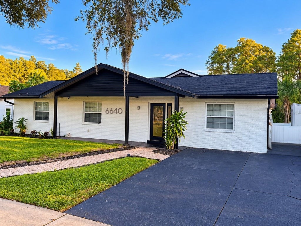 Photo of 6640 Winding Oak Drive, Tampa, FL 33625 (MLS # TB8562152)
