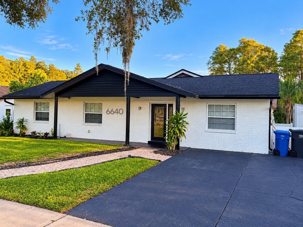 Photo of 6640 Winding Oak Drive, Tampa, FL 33625 (MLS # TB8562152)