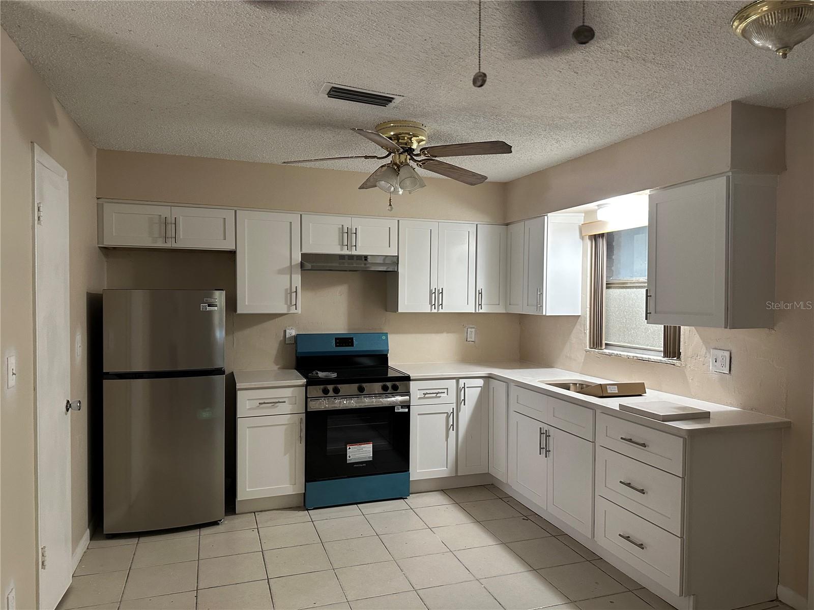 North St. Peterburg 2 Bedroom, l Bath Apartment in a well kept 5 unit apartment community. Fresh Paint, New Kitchen cabinetry and appliances, New Bath remodel too, Off Street Parking for 1, Conveniently located on the 4th Street Corridor, shopping, restaurants, minutes from I-275 St. Petersburg's Downtown eclectic waterfront is minutes away along with so much more!