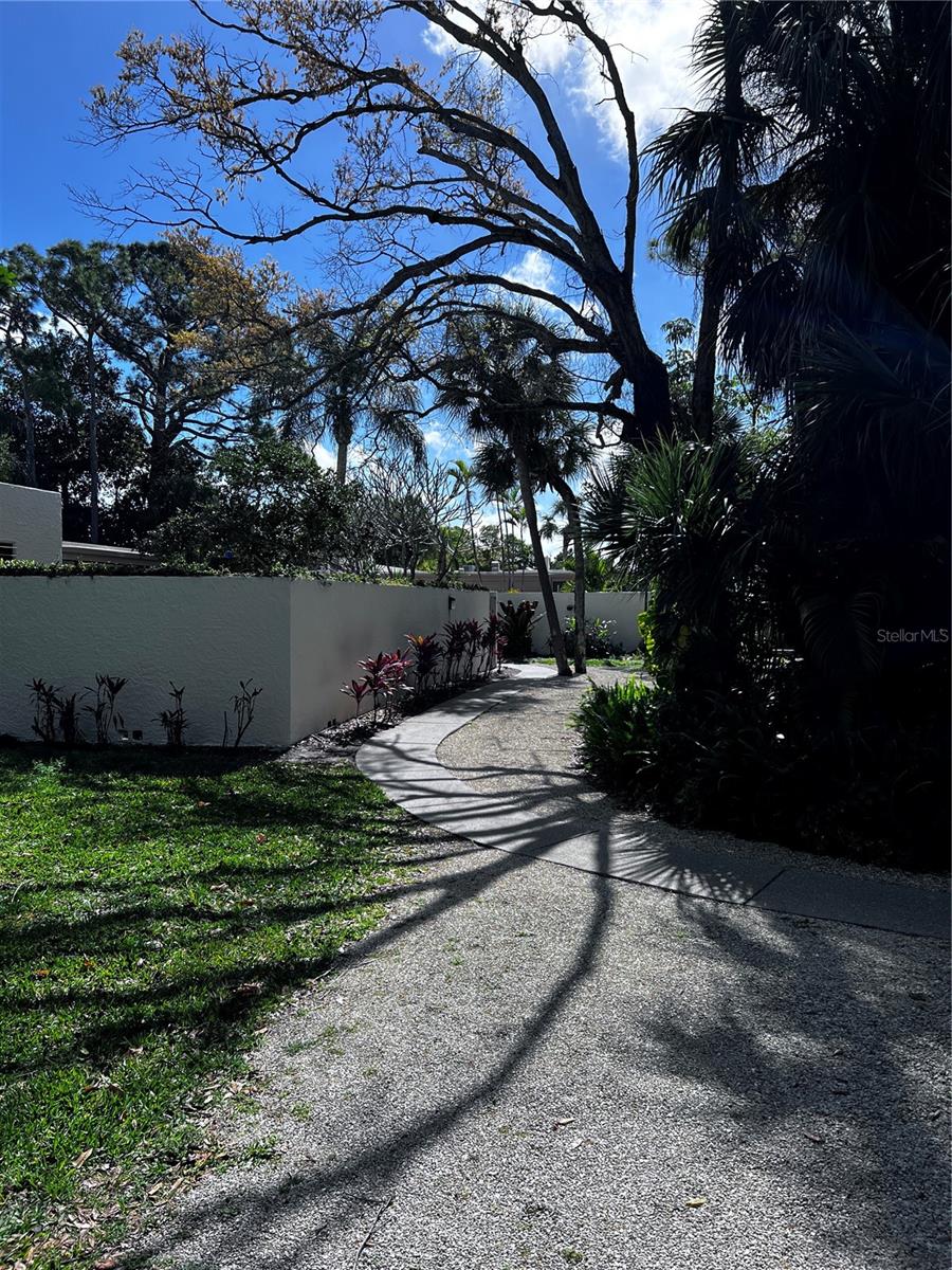 533 LAKESIDE DRIVE 533