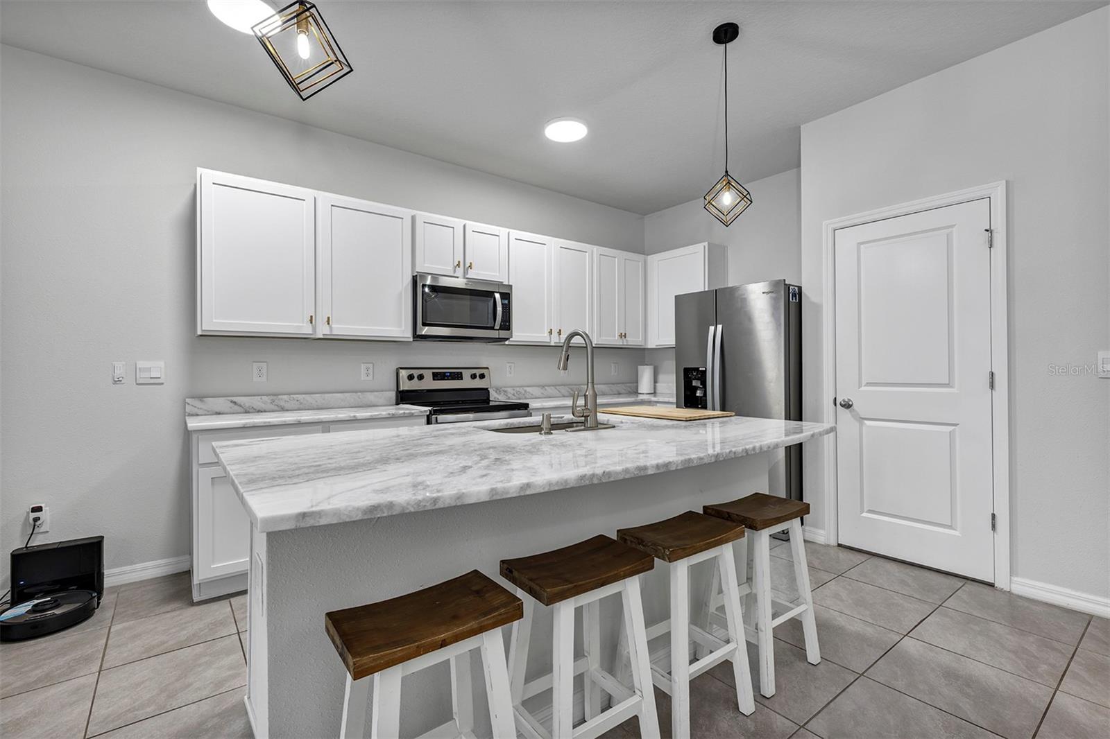 4015 BLUE BANKS LANE