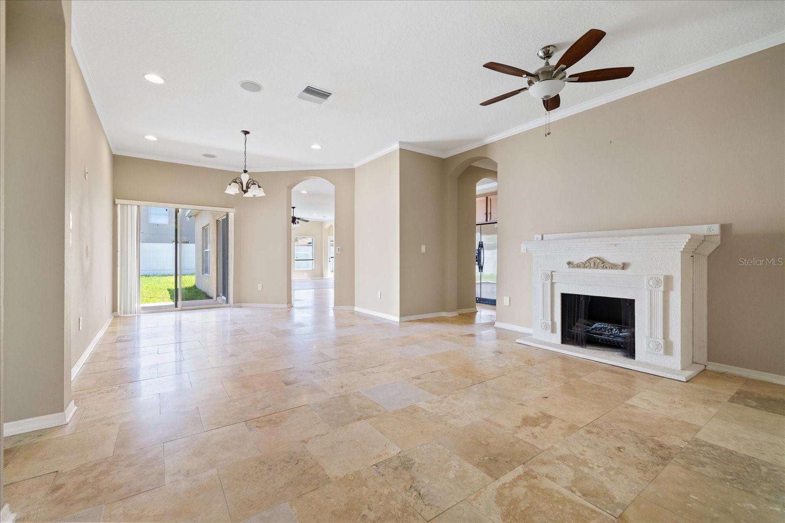 1833 MIRA LAGO CIRCLE