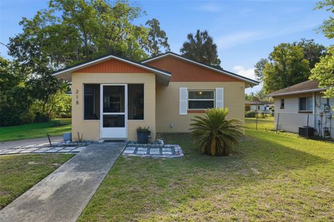 Photo of 218 S East Street, Leesburg, FL 34748 (MLS # G5111396)