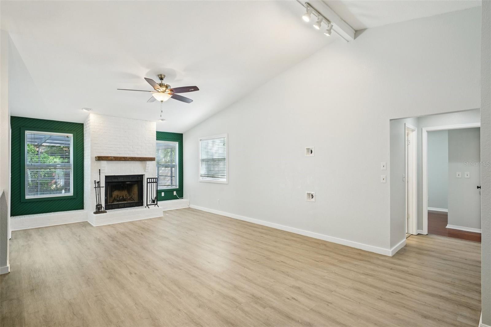 LAKE VALENCIA UNIT 3B - Residential