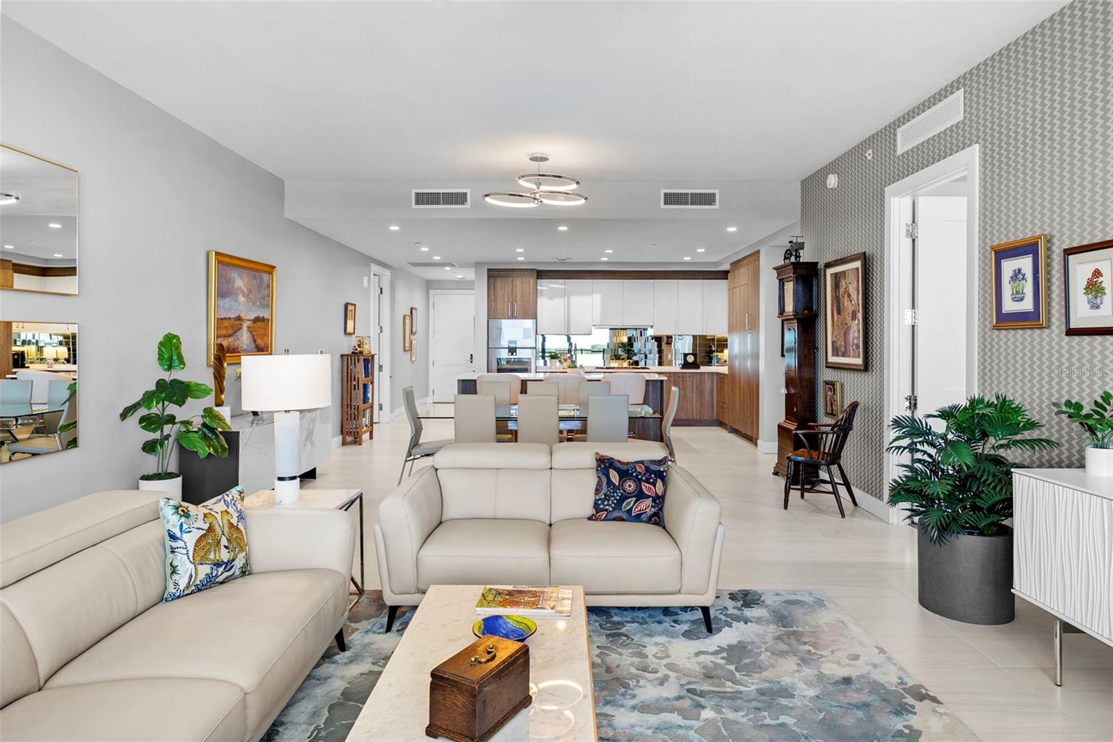 C9W | HYDE PARK HOUSE CONDOMINIUM - Residential