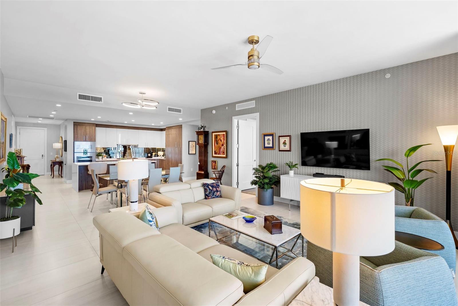 C9W | HYDE PARK HOUSE CONDOMINIUM - Residential