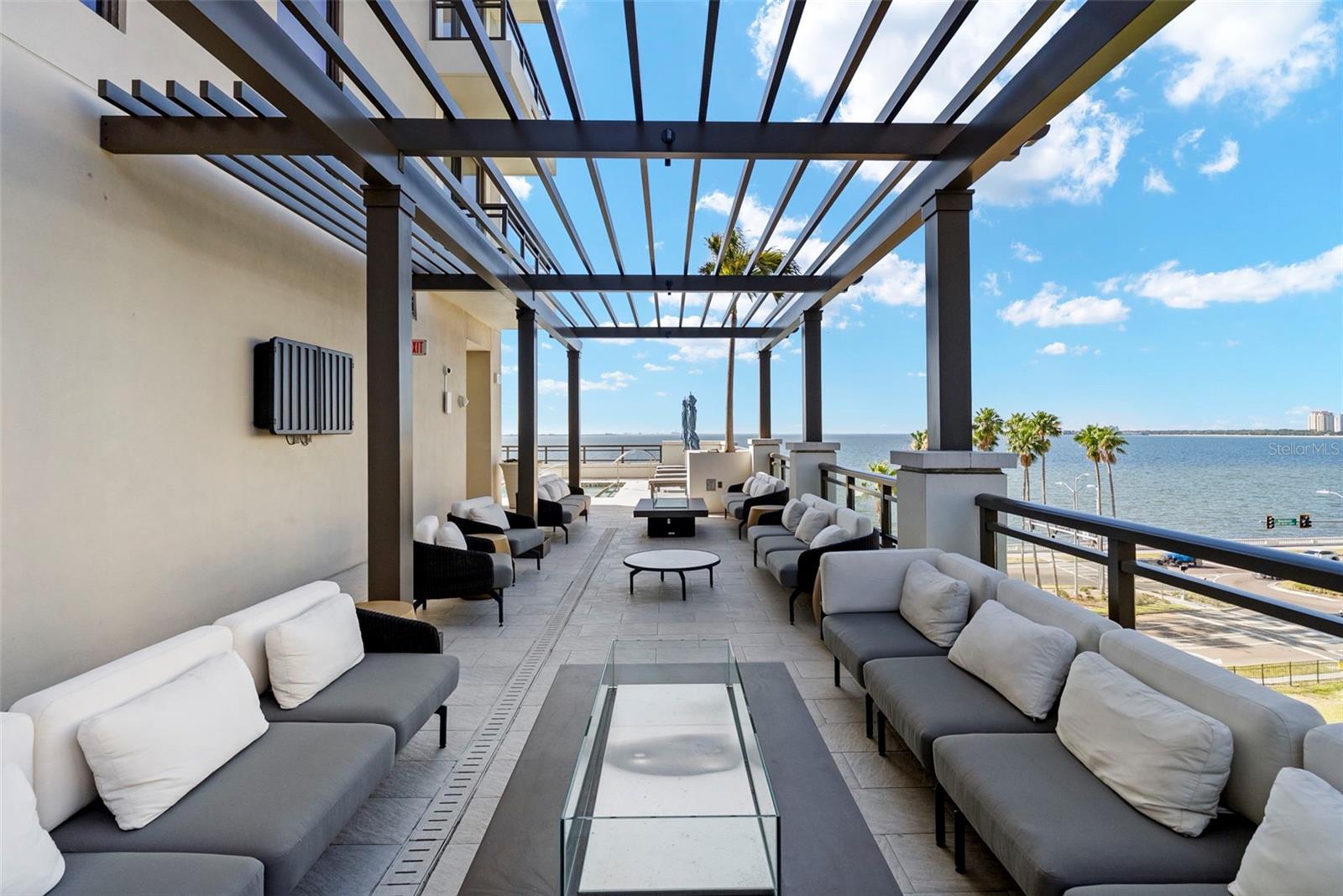 C9W | HYDE PARK HOUSE CONDOMINIUM - Residential