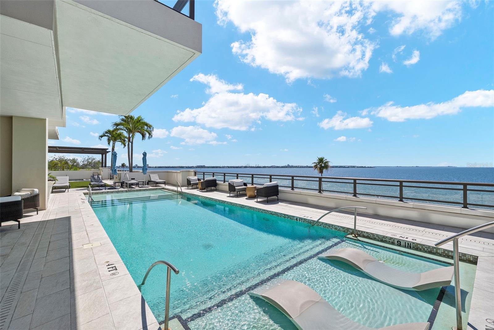 C9W | HYDE PARK HOUSE CONDOMINIUM - Residential