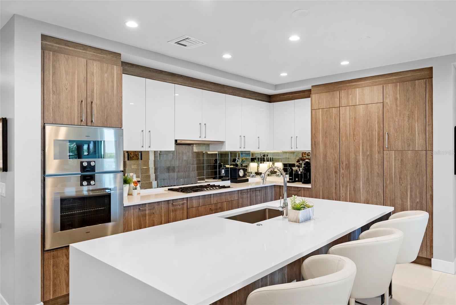 C9W | HYDE PARK HOUSE CONDOMINIUM - Residential