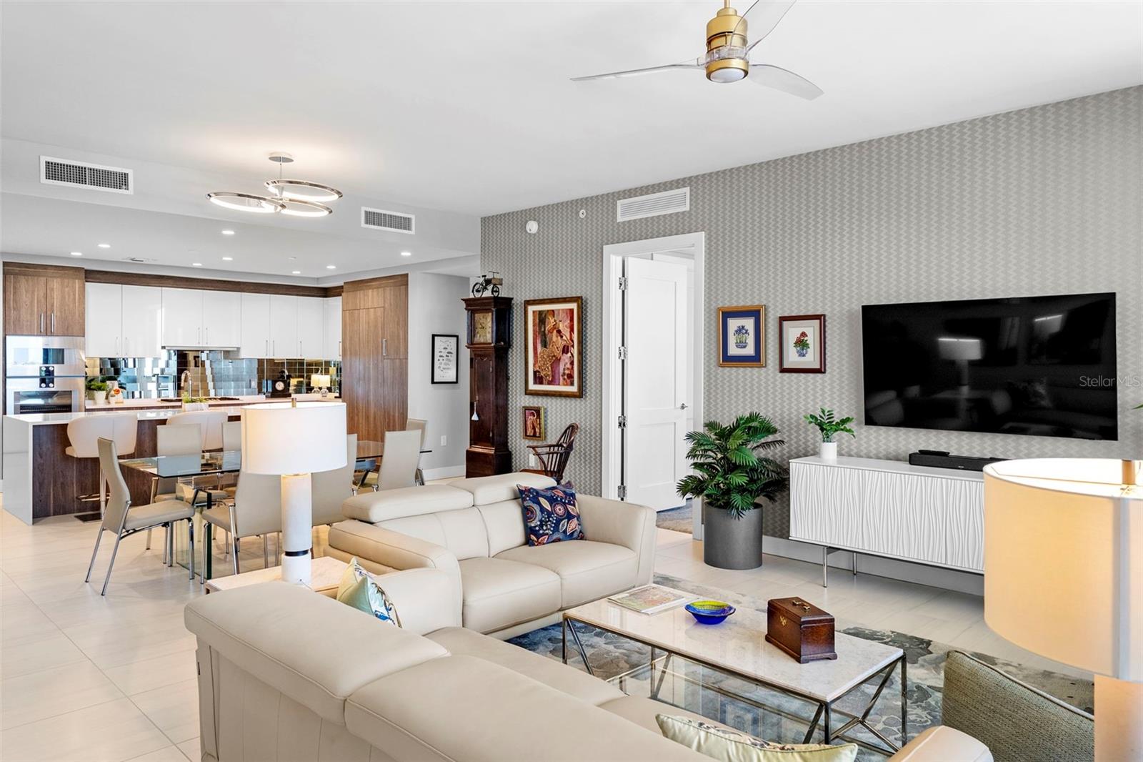 C9W | HYDE PARK HOUSE CONDOMINIUM - Residential