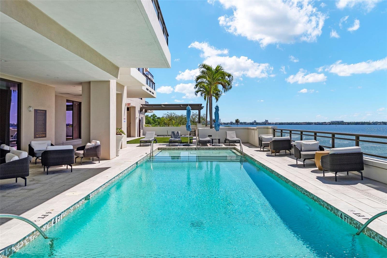 C9W | HYDE PARK HOUSE CONDOMINIUM - Residential