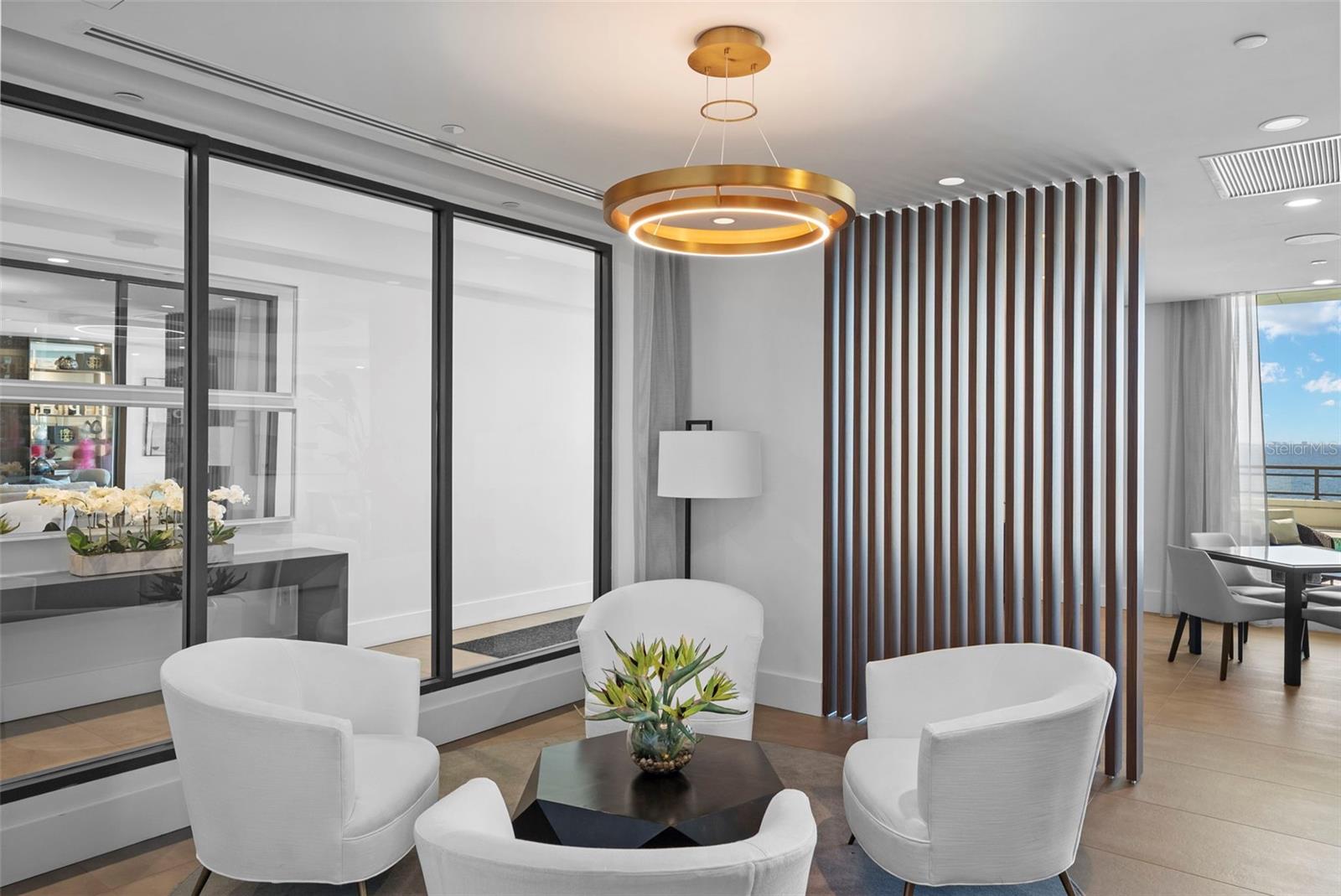 C9W | HYDE PARK HOUSE CONDOMINIUM - Residential