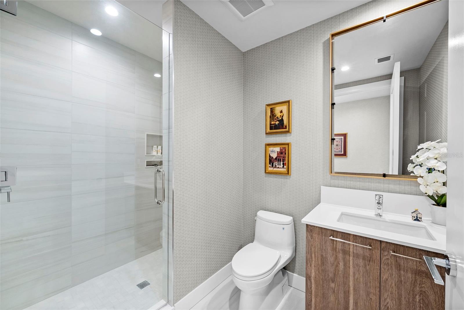 C9W | HYDE PARK HOUSE CONDOMINIUM - Residential