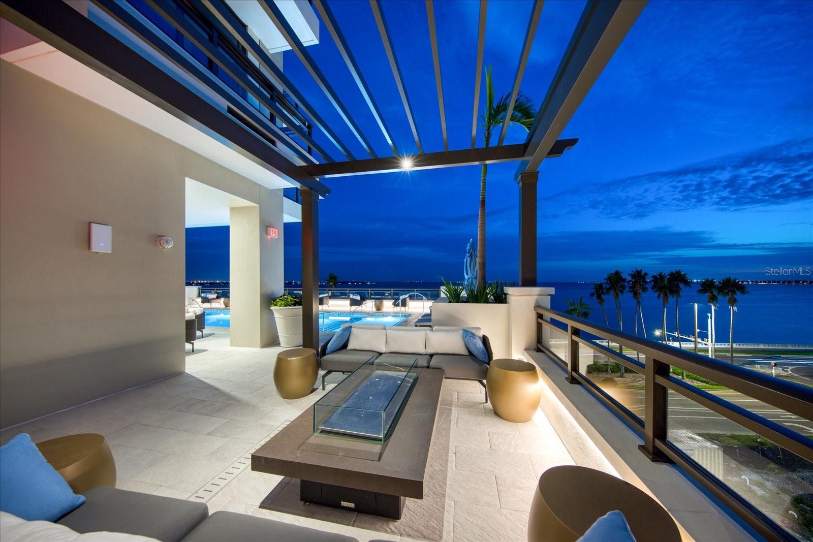 C9W | HYDE PARK HOUSE CONDOMINIUM - Residential