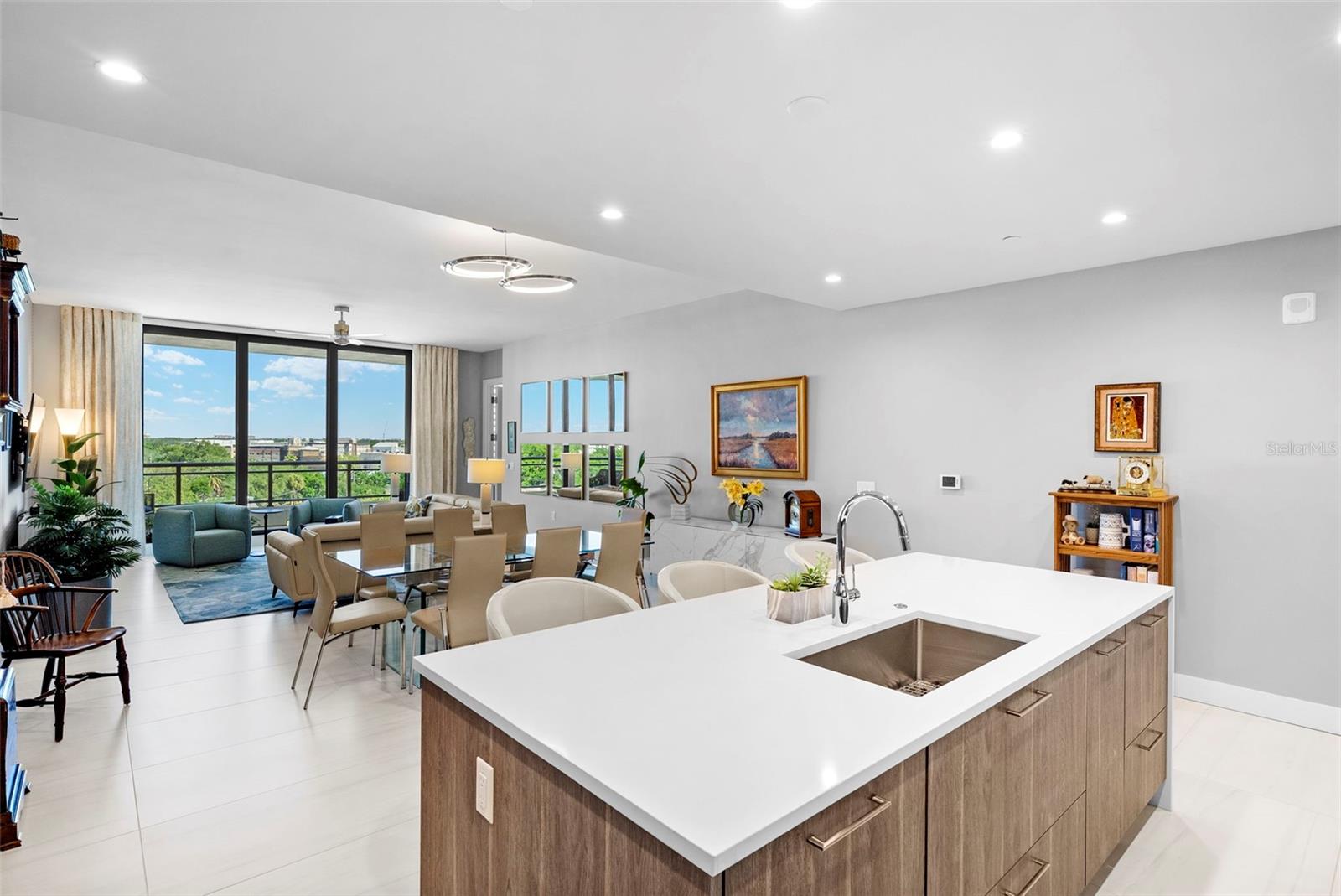 C9W | HYDE PARK HOUSE CONDOMINIUM - Residential