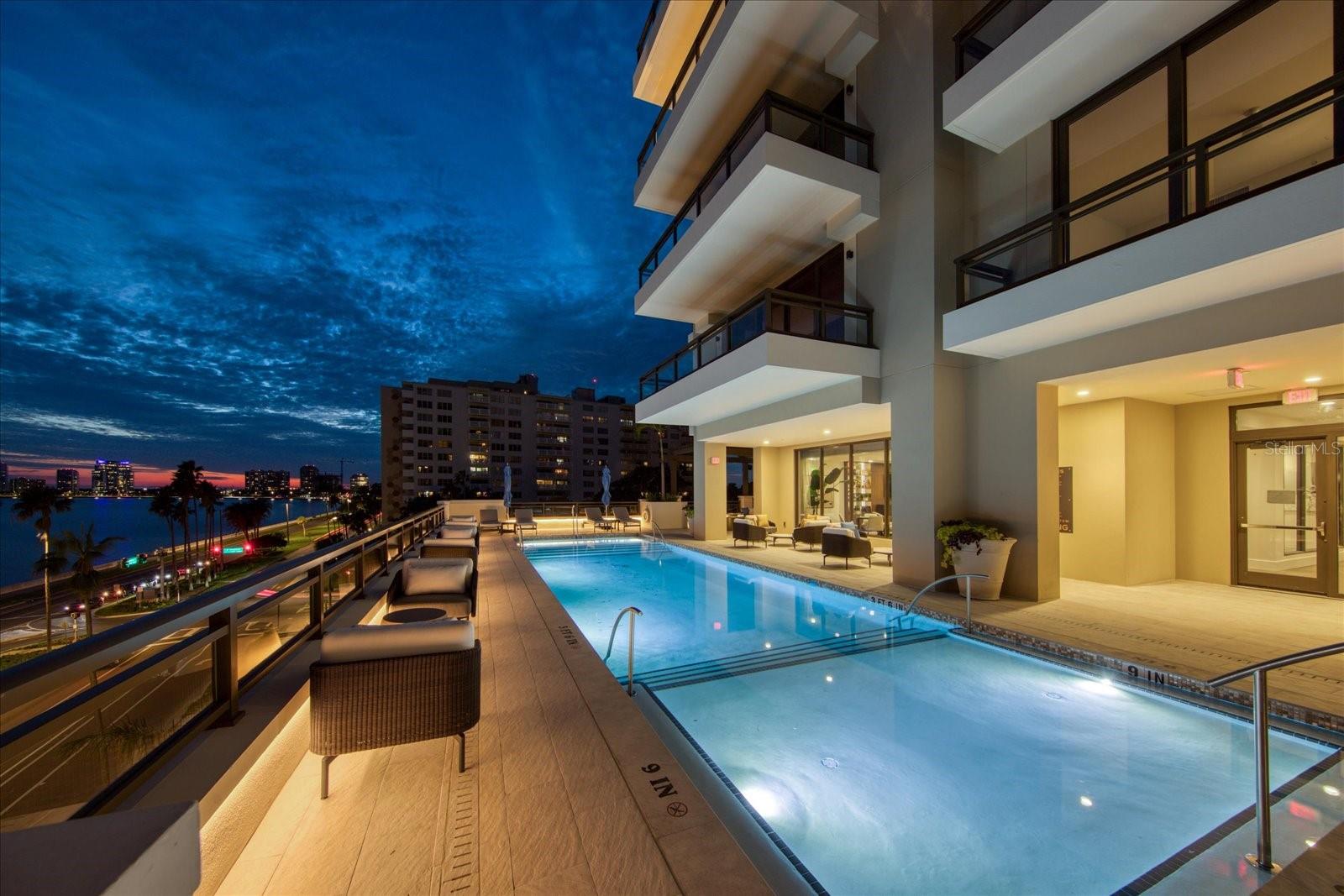 C9W | HYDE PARK HOUSE CONDOMINIUM - Residential