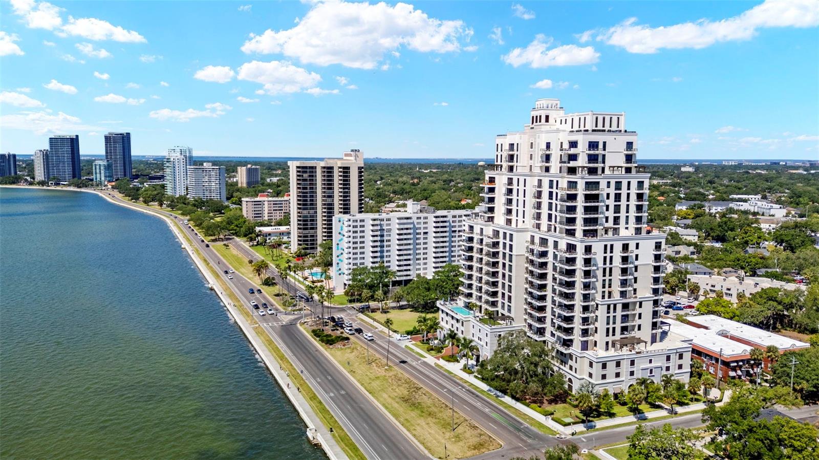 C9W | HYDE PARK HOUSE CONDOMINIUM - Residential