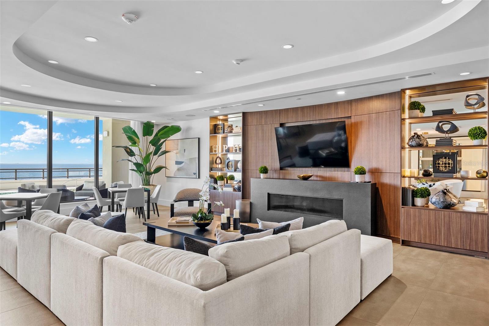 C9W | HYDE PARK HOUSE CONDOMINIUM - Residential