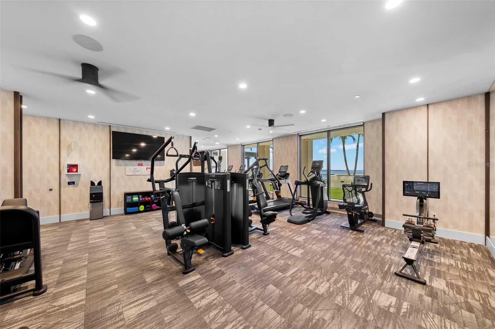 C9W | HYDE PARK HOUSE CONDOMINIUM - Residential