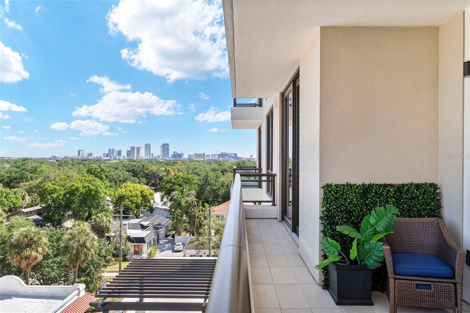 C9W | HYDE PARK HOUSE CONDOMINIUM - Residential