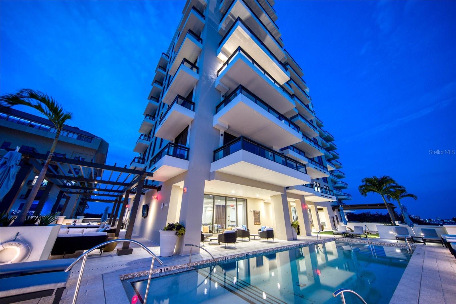 C9W | HYDE PARK HOUSE CONDOMINIUM - Residential