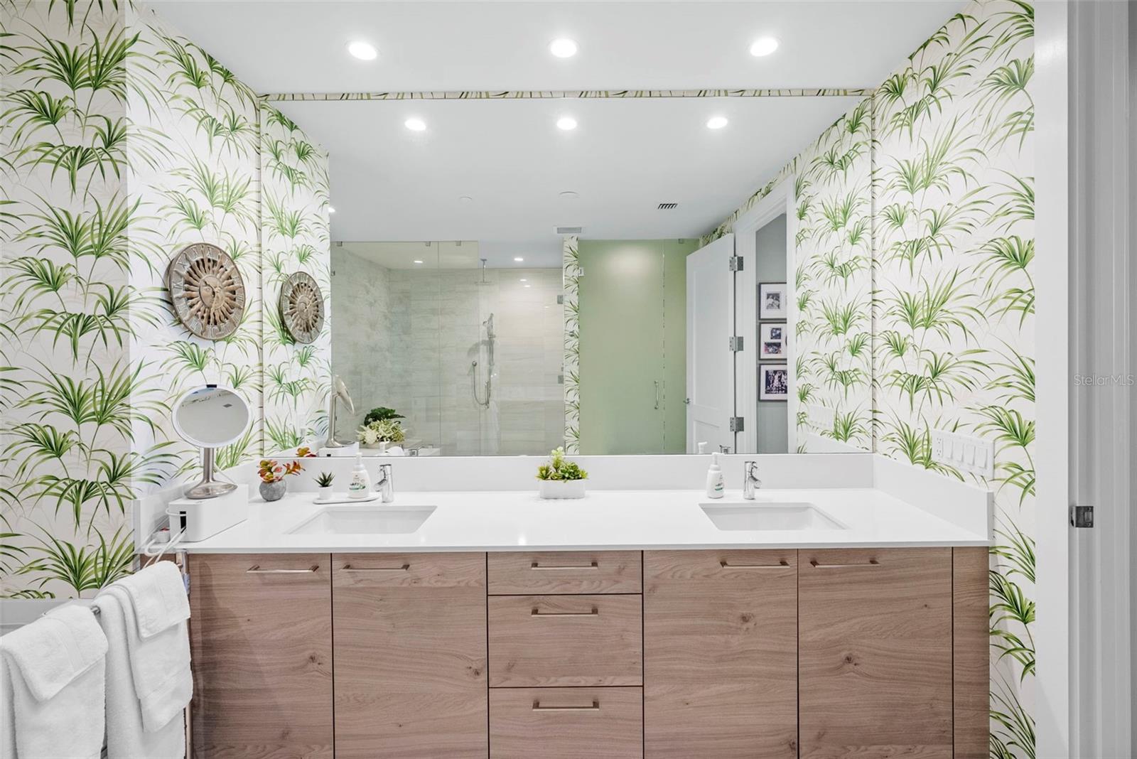 C9W | HYDE PARK HOUSE CONDOMINIUM - Residential