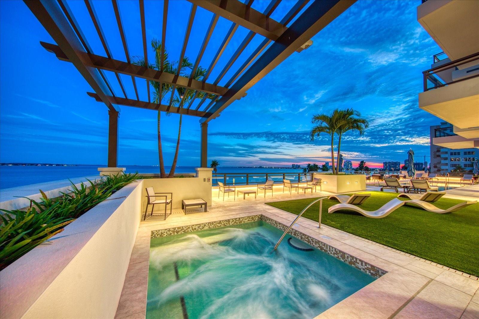 C9W | HYDE PARK HOUSE CONDOMINIUM - Residential