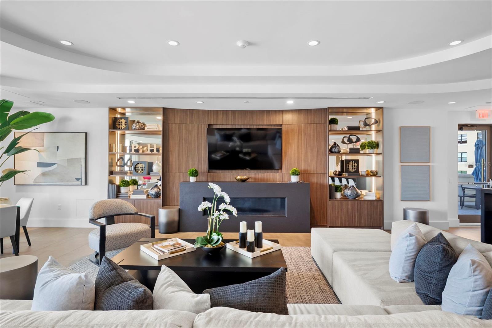 C9W | HYDE PARK HOUSE CONDOMINIUM - Residential