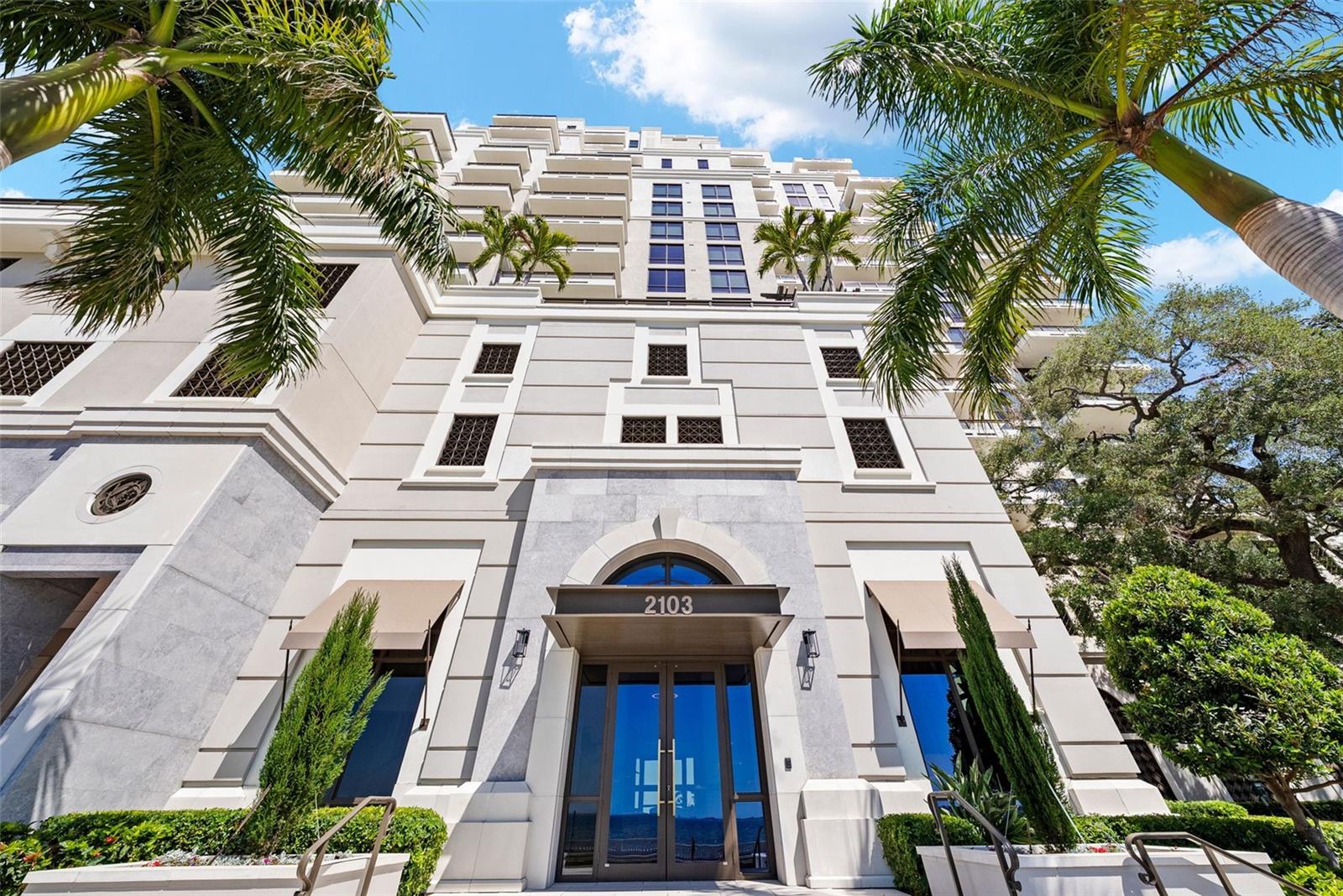 C9W | HYDE PARK HOUSE CONDOMINIUM - Residential