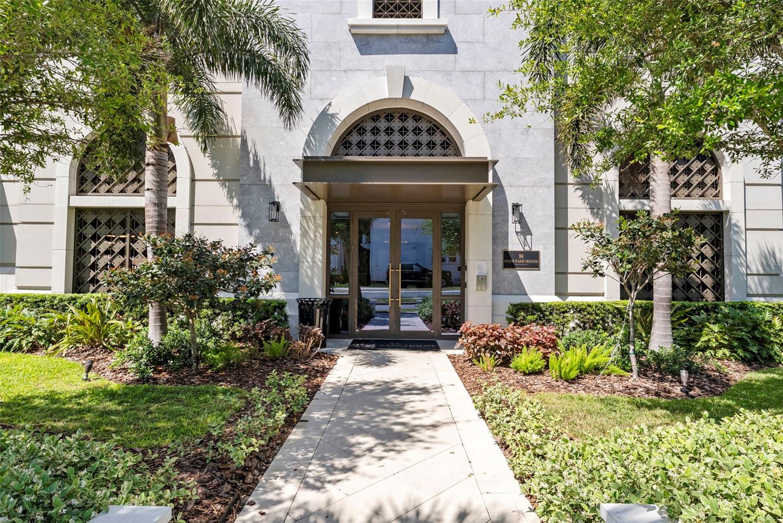 C9W | HYDE PARK HOUSE CONDOMINIUM - Residential