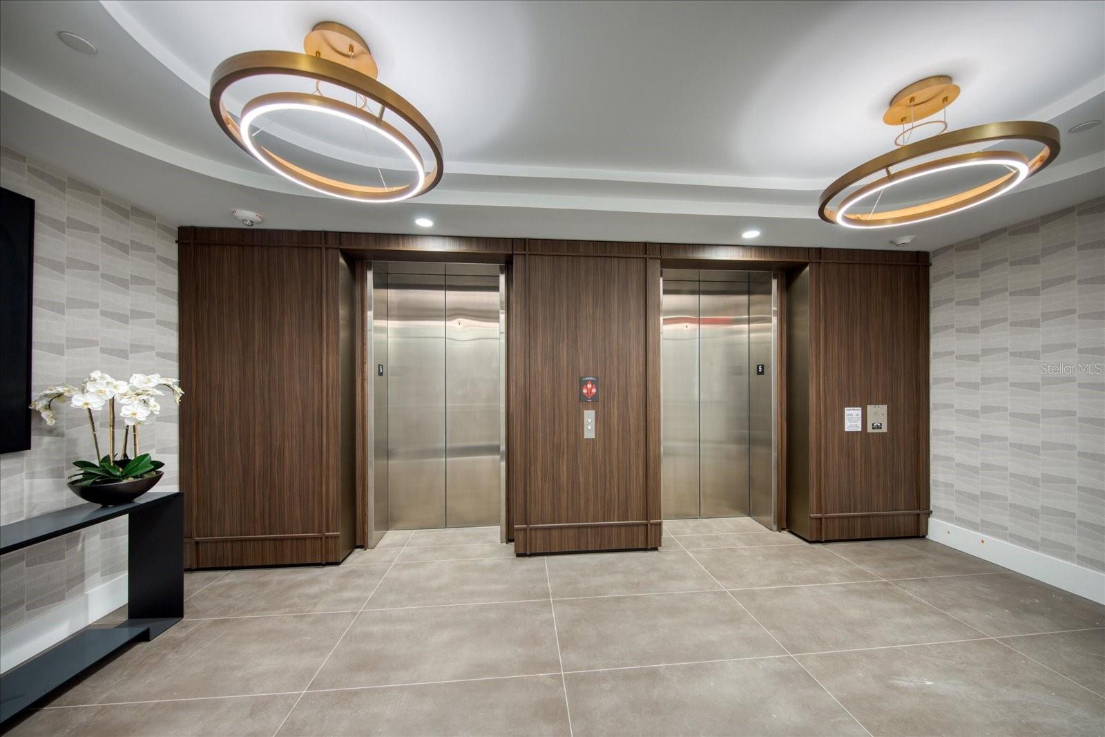 C9W | HYDE PARK HOUSE CONDOMINIUM - Residential