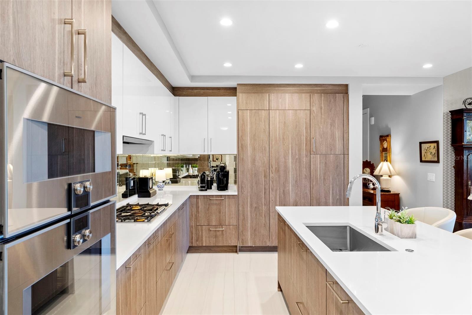 C9W | HYDE PARK HOUSE CONDOMINIUM - Residential