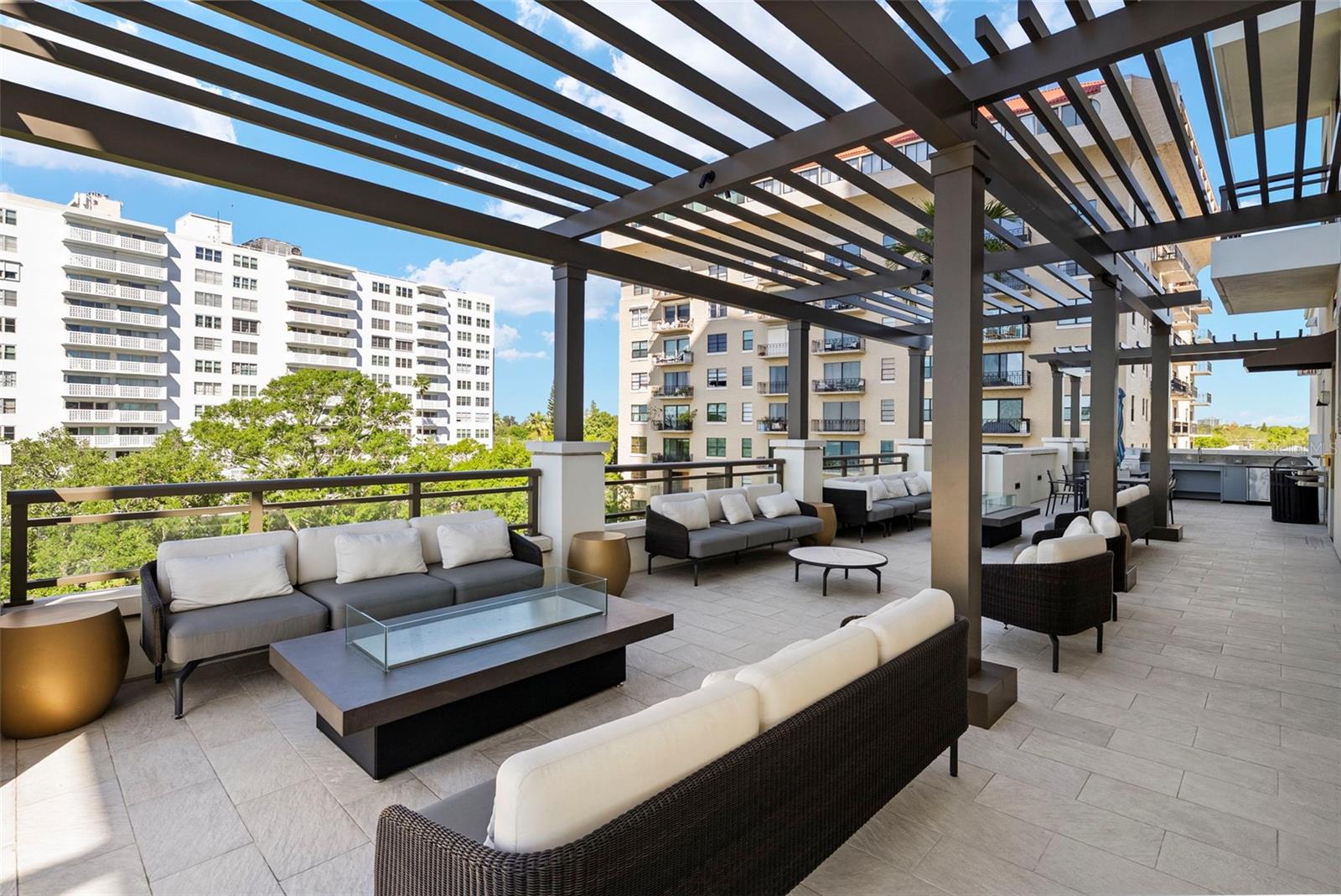 C9W | HYDE PARK HOUSE CONDOMINIUM - Residential