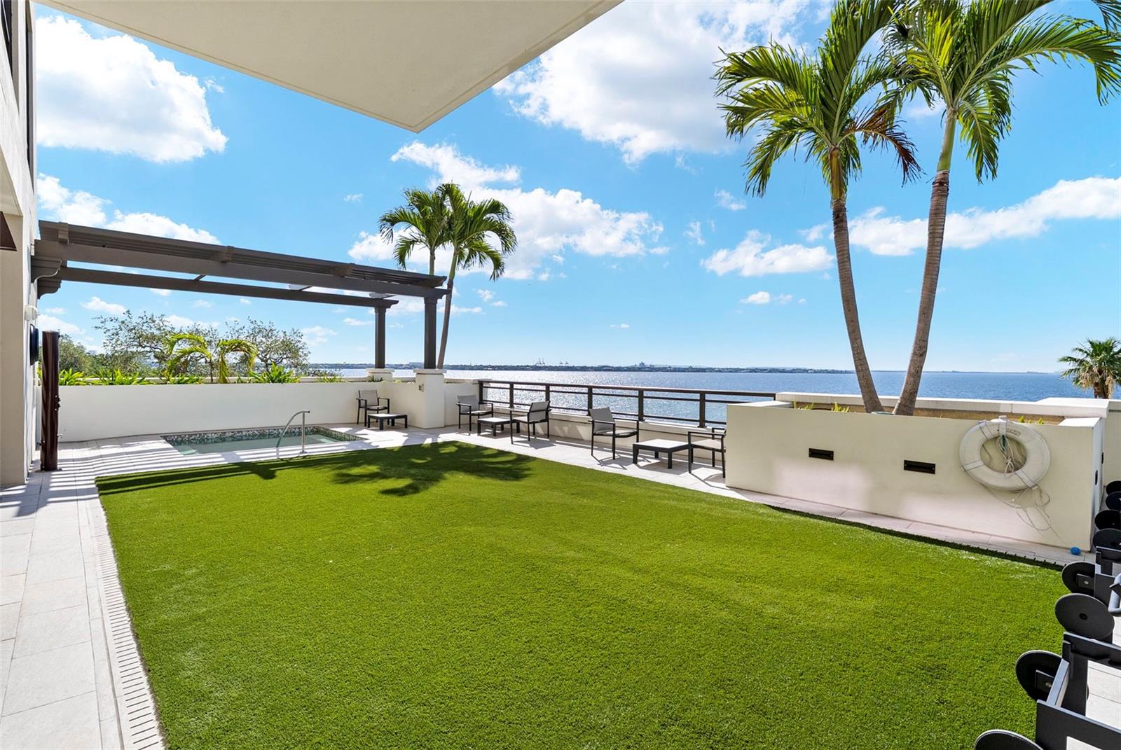 C9W | HYDE PARK HOUSE CONDOMINIUM - Residential