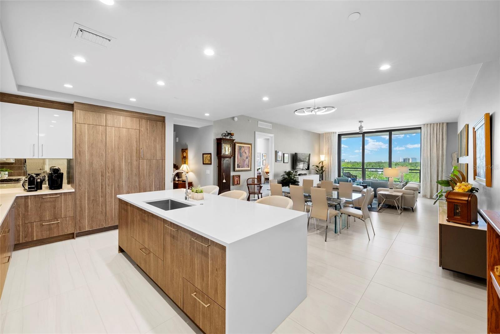 C9W | HYDE PARK HOUSE CONDOMINIUM - Residential