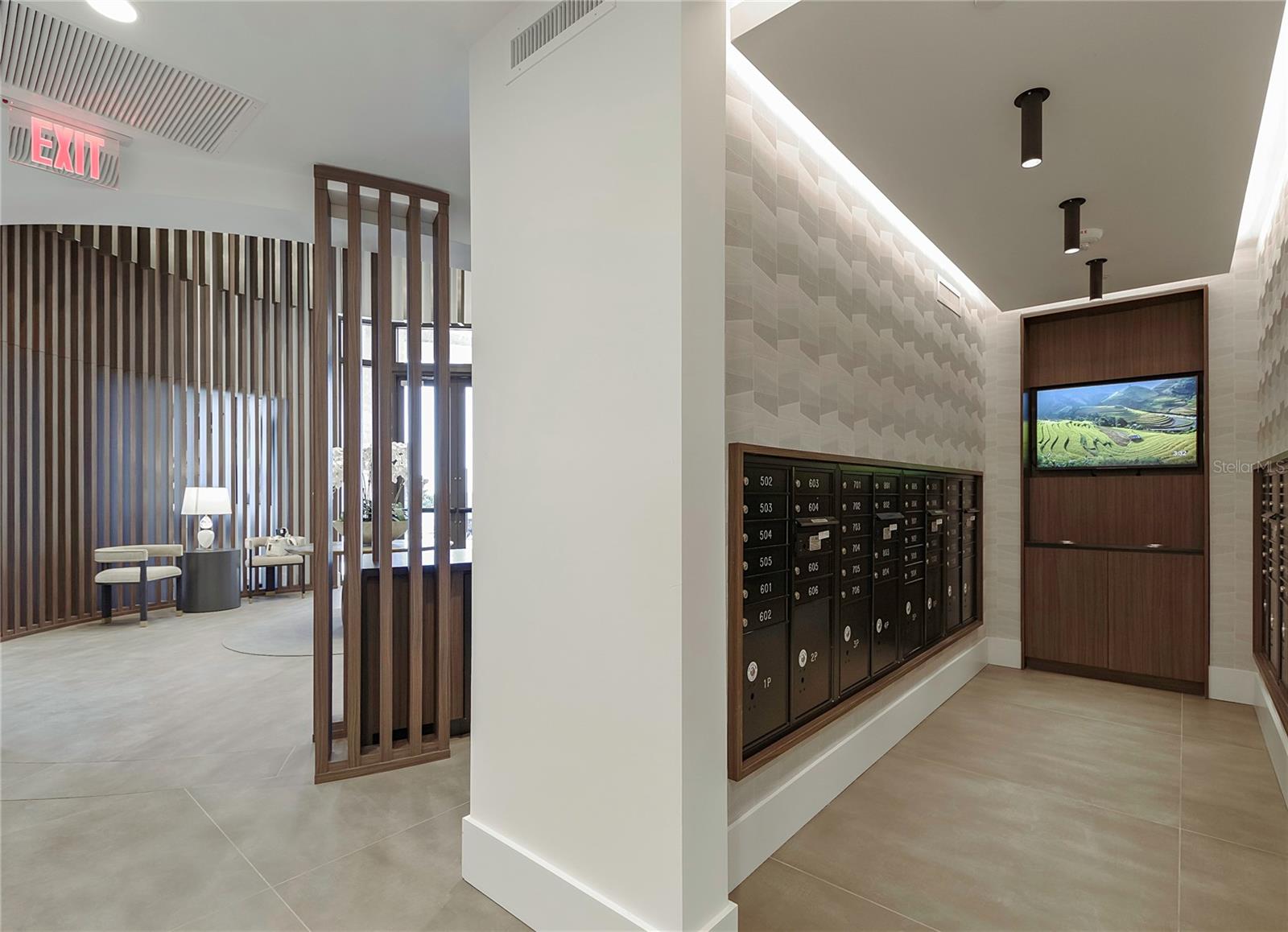 C9W | HYDE PARK HOUSE CONDOMINIUM - Residential