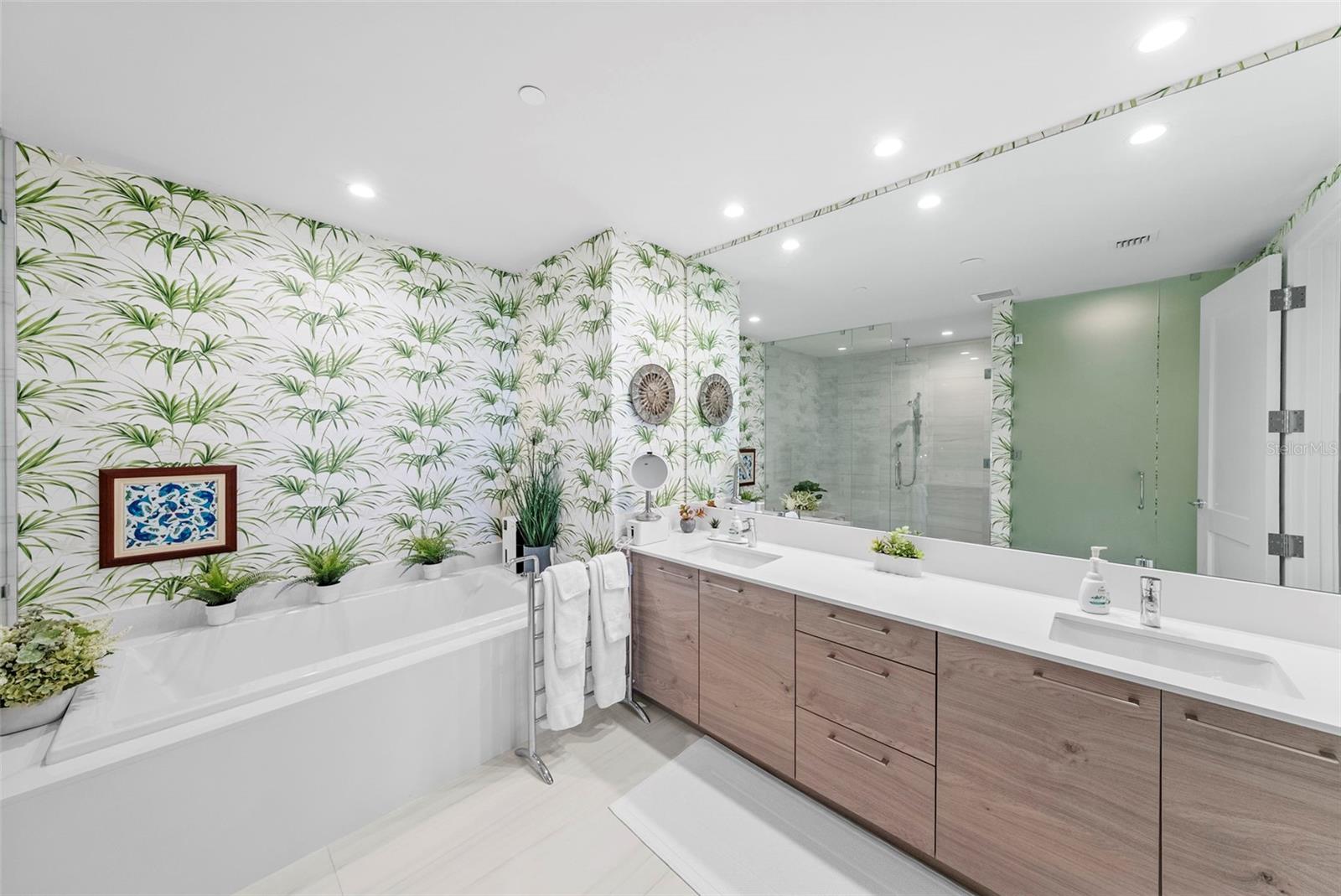 C9W | HYDE PARK HOUSE CONDOMINIUM - Residential