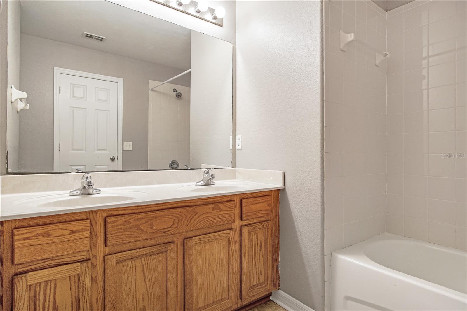 VISTA DEL LAGO PH 01 - Residential Lease