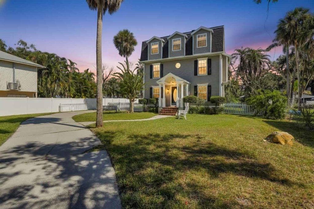 Photo of 103 17th Street E, Bradenton, FL 34208 (MLS # TB8441111)